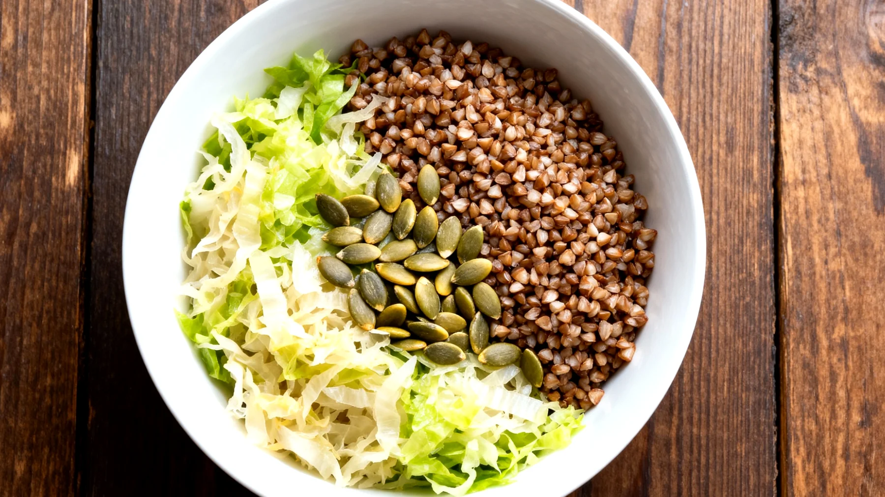 Buchweizen-Sauerkraut-Salat mit gerösteten Kürbiskernen"
