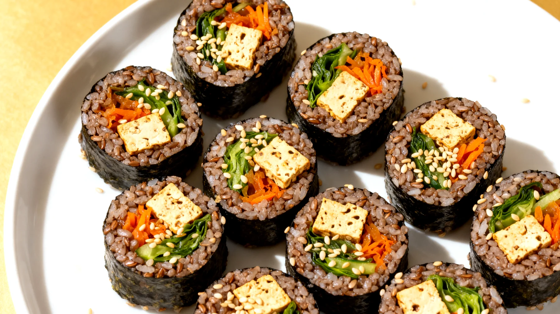 Buchweizen-Sushi-Rolls mit fermentiertem Gemüse und Tempeh"