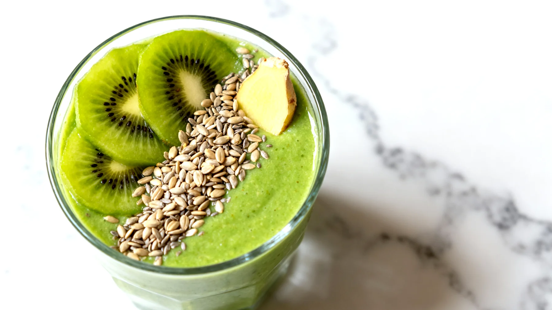 Kefir-Smoothie mit Hanfsamen, Kiwi und Ingwer"