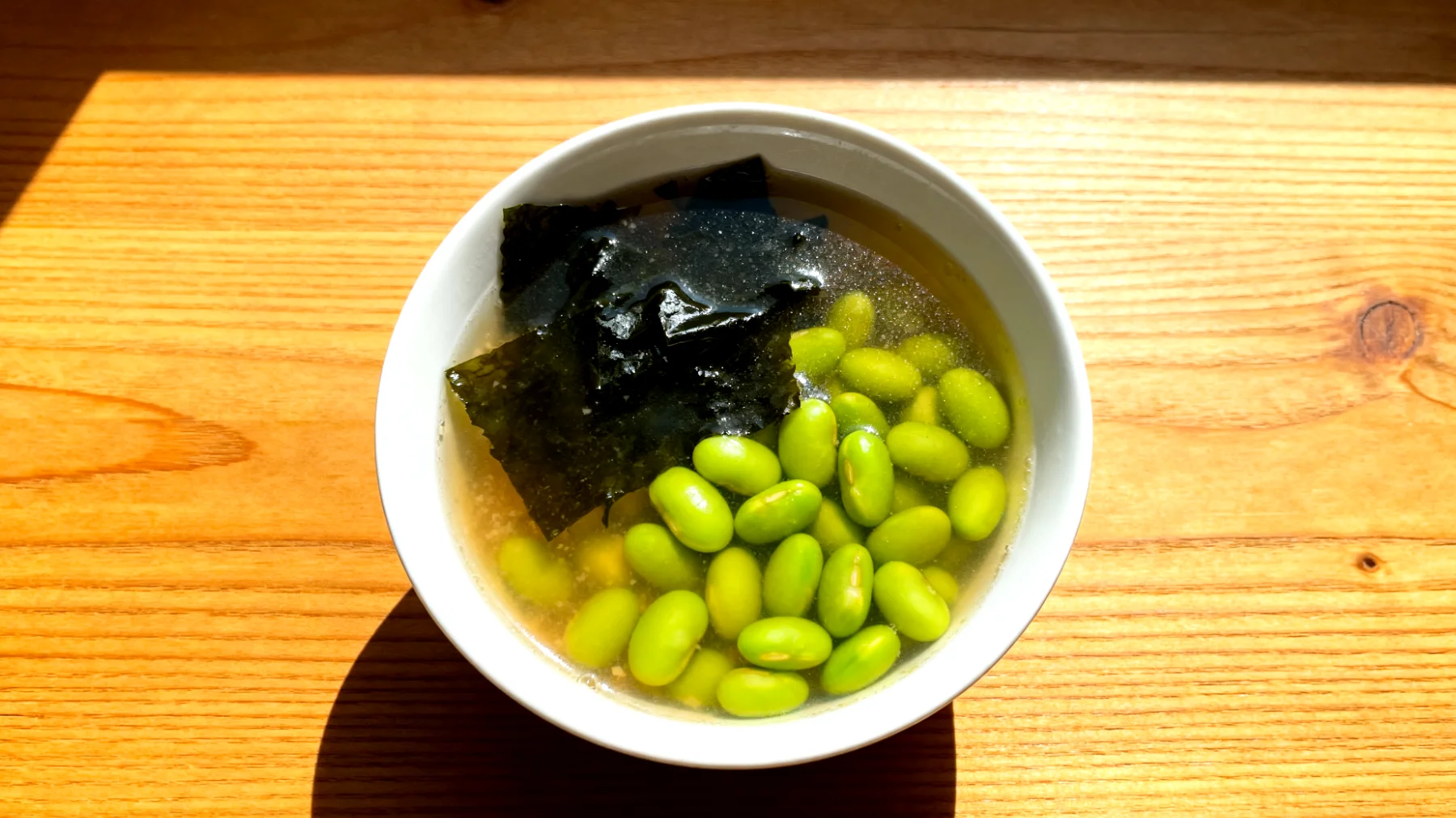 Miso-Suppe mit Wakame-Algen und Edamame"