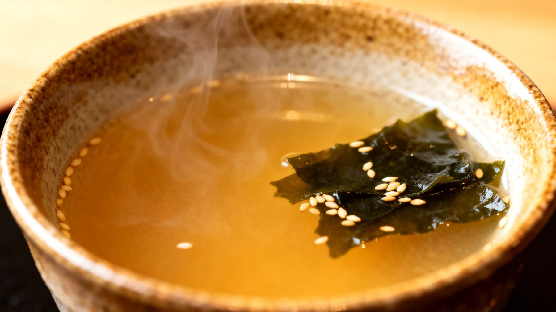 Miso-Suppe mit Wakame-Algen und Sesam"