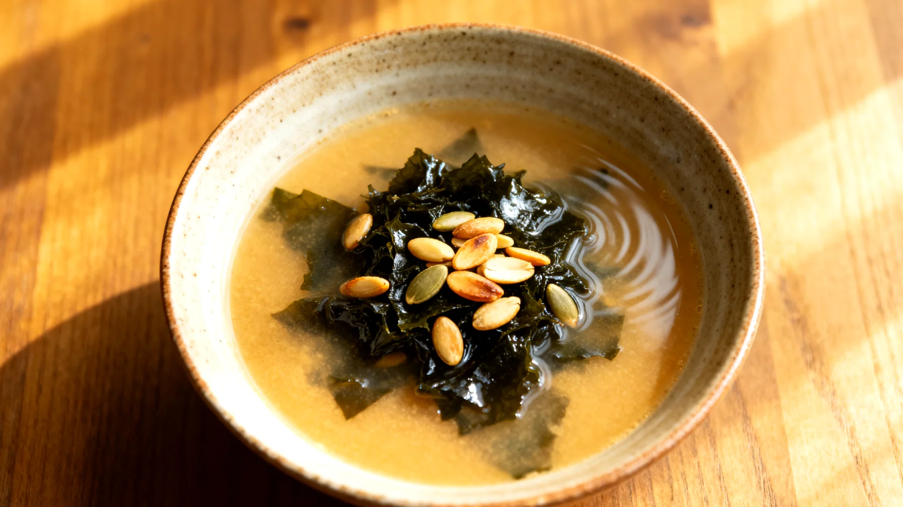 Miso-Suppe mit fermentierten Algen und gerösteten Kürbiskernen"
